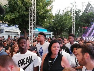 Επιστροφή του Αντετοκούνμπο στα Σεπόλια - Ντελίριο για τον Γιάννη στην περιοχή που ανδρώθηκε (βίντεο)